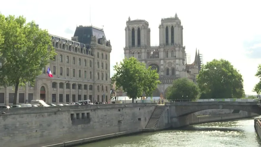 Comienzan labores para limpiar el plomo en los alrededores de Notre Dame de París