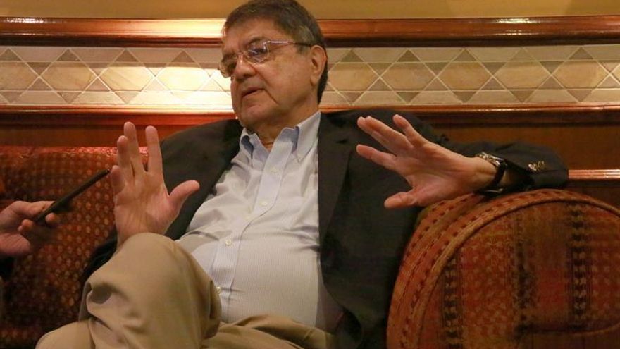 El escritor, novelista y exvicepresidente de Nicaragua Sergio Ramírez, habla durante una entrevista, en Asunción (Paraguay) .