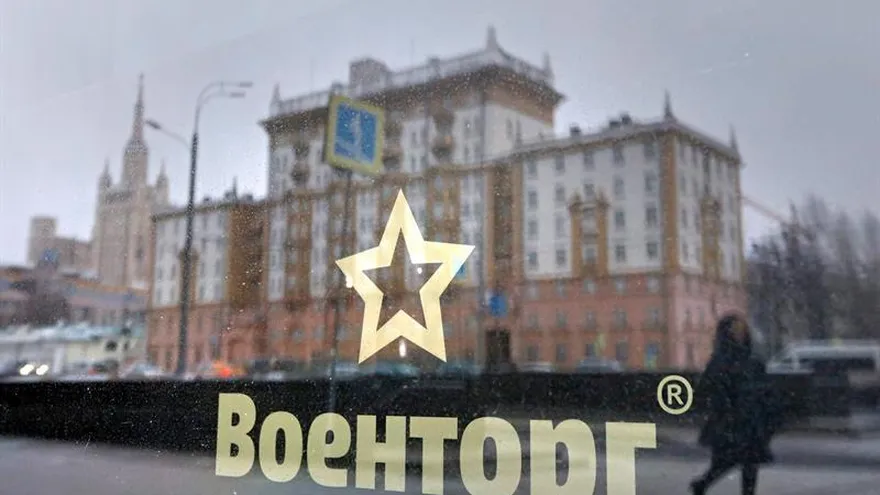 El edificio de la embajada de Estados Unidos se refleja hoy en el escaparate de una tienda militar en Moscú (Rusia).