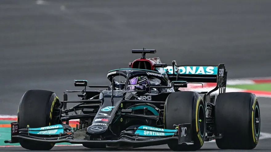 Hamilton domina los libres del GP de Turquía a la espera de su sanción