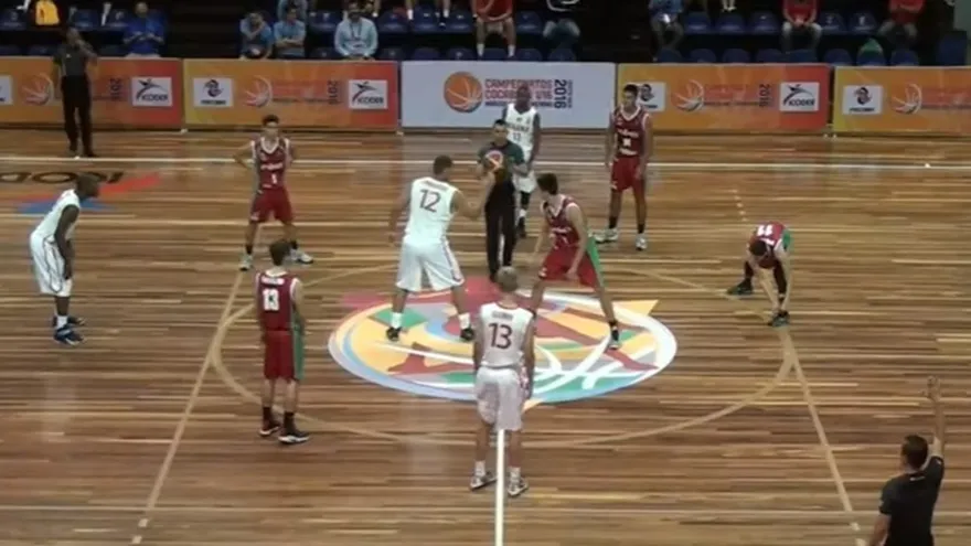 Salto del balón en el partido de los equipos sub-16 de baloncesto de Panamá y  México