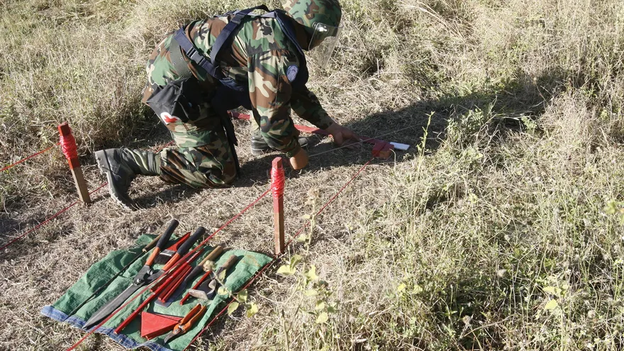 Un soldado camboyano busca minas en el Centro de Entrenamiento y de Minas Antipersona y Municiones Abandonadas sin Explotar en Kampong Speu en Camboya