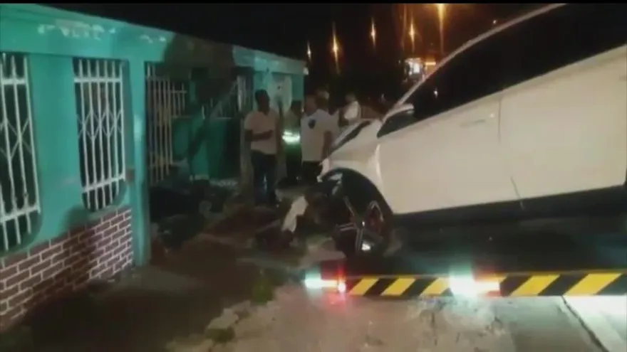Auto choca contra una residencia en Santa Librada