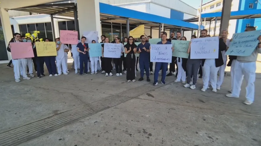 Médicos internos mantienen protesta y exigen pago de turnos, bonificaciones y cambios de categoría