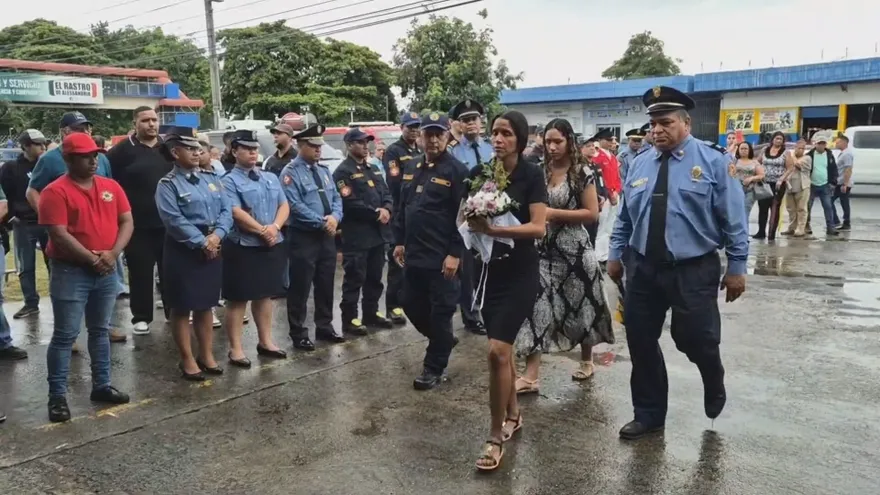 Decenas de personas asistieron al funeral no solo para rendir tributo al teniente, sino también para clamar por justicia.