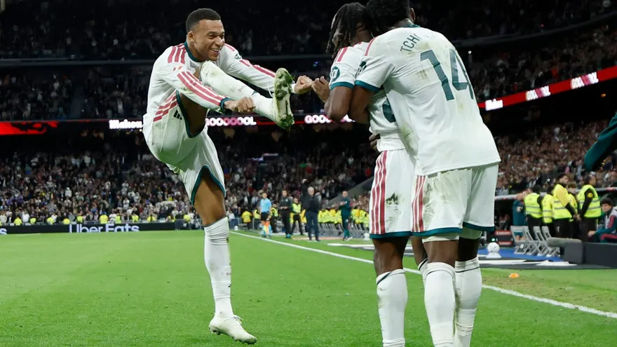 Kylian Mbappé celebra con compañeros del Real Madrid