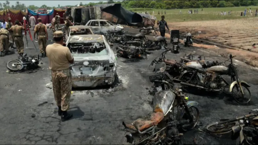 Los muertos por explosión de camión cisterna en Pakistán superan ya los 200