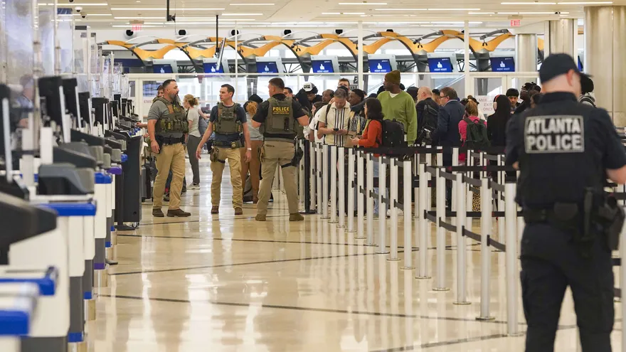 Republicanos de la Cámara rechazan plan del Senado para poner fin a caos en aeropuertos de EEUU