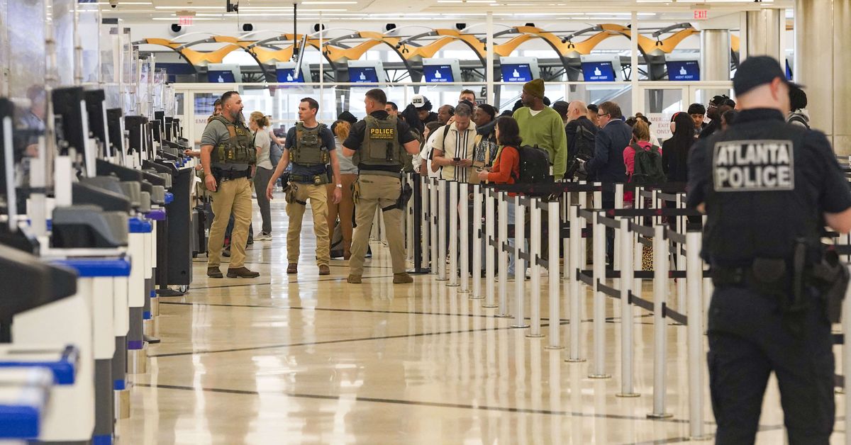 Republicanos de la Cámara rechazan plan del Senado para poner fin a caos en aeropuertos de EEUU