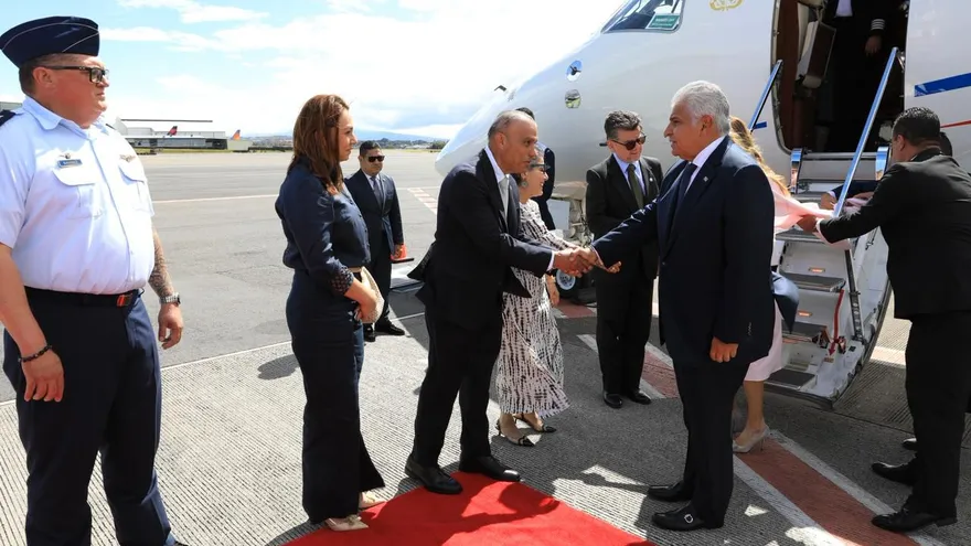 El presidente José Raúl Mulino a su llegada a Costa Rica para la visita oficial