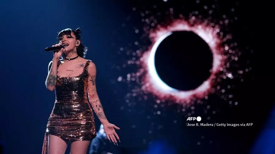 La cantante argentina Cazzu reapareció haciendo una impresionante interpretación de 'Como la flor' de Selena Quintanilla
