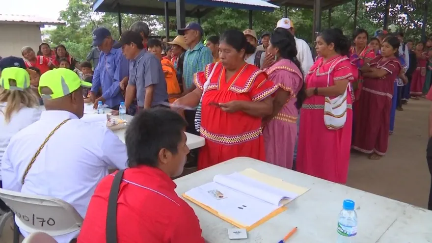 Residentes de la comarca Ngabe Buglé realizan el cobro de los programas sociales del Mides