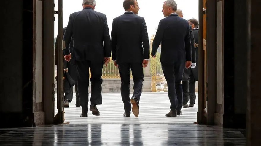 El presidente francés Emmanuel Macron (c) es recibido por el presidente de la Asamblea Nacional francesa, François de Rugy (d), y por el presidente del Senado de Francia, Gérard Larcher (i), a su llegada al Palacio de Versalles, en París, Francia, hoy, 3 de julio de 2017.