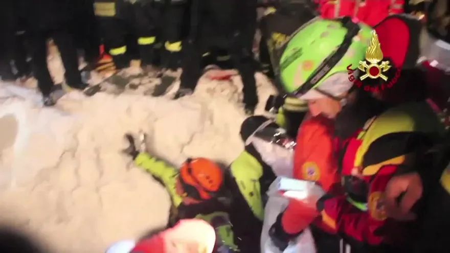 Niños son rescatados de los escombros por alud de nieve en Italia