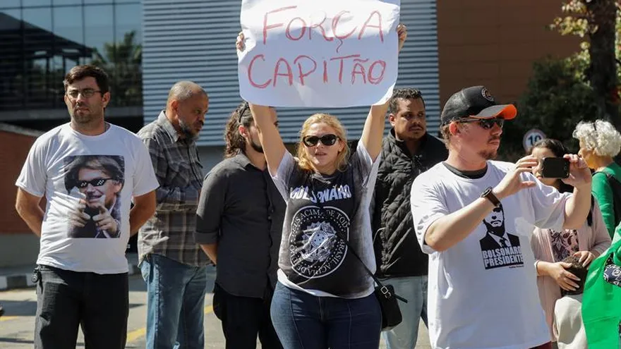Simpatizantes del candidato ultraderechista Jair Bolsonaro fueron registrados este viernes en las afueras del hospital Albert Einstein de Sao Paulo (Brasil), a donde es trasladado luego de ser apuñalado este jueves durante un acto proselitista en Juiz de Fora (Minas Gerais, sudeste).