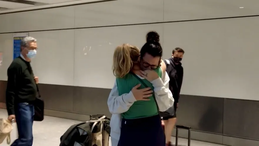 Reencuentros emocionados en aeropuerto de Londres tras un año de restricciones