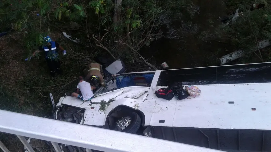 Bus se va a barranco en Coclé y deja al menos una decena de muertos/ Senan.