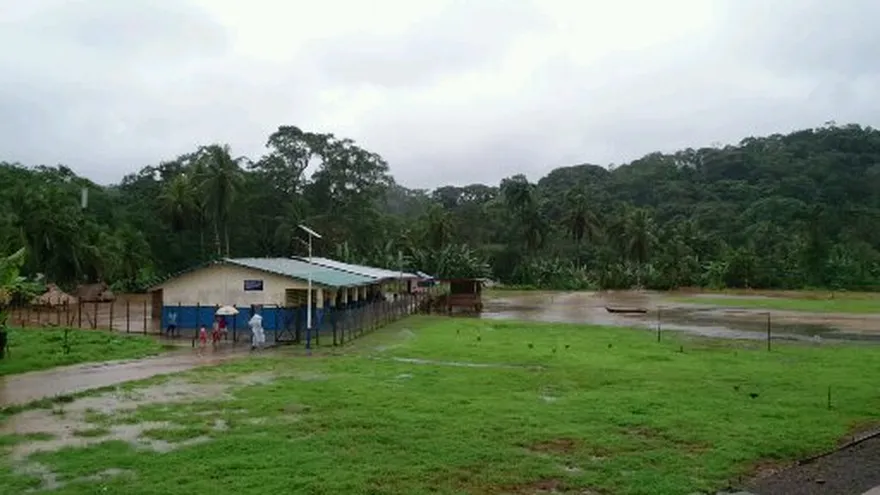 Vista general de la escuela de Villa del Carmen cuando se inundó en noviembre del 2016.