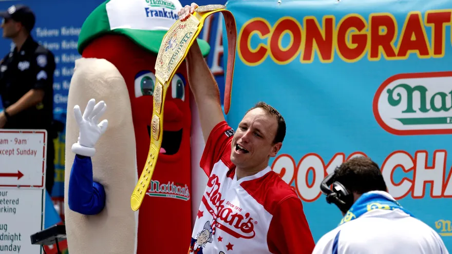 El estadounidense Joey Chestnut participa en un concurso de comer perritos calientes en Nueva York (Estados Unidos) el 4 de julio del 2018, durante las celebraciones de la independencia del país