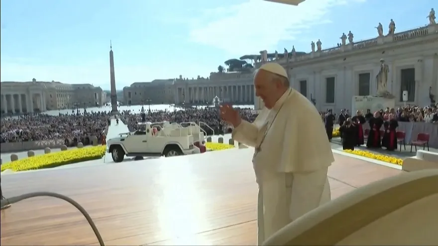 El papa Francisco retoma sus audiencias semanales frente a miles de peregrinos