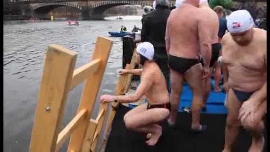 El raro encanto de cruzar a nado el río de Praga casi helado