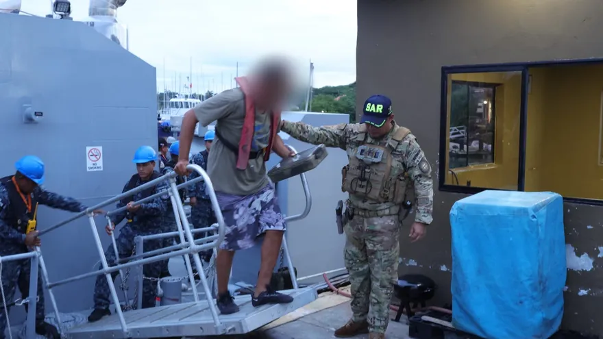 Tres pescadores costarricense fueron rescatados por el Senan.