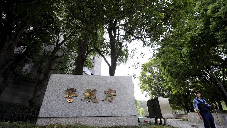 Un policía vigila, a las puertas de las oficinas centrales del Departamento de la Policía Metropolitana de Tokio, Japón
