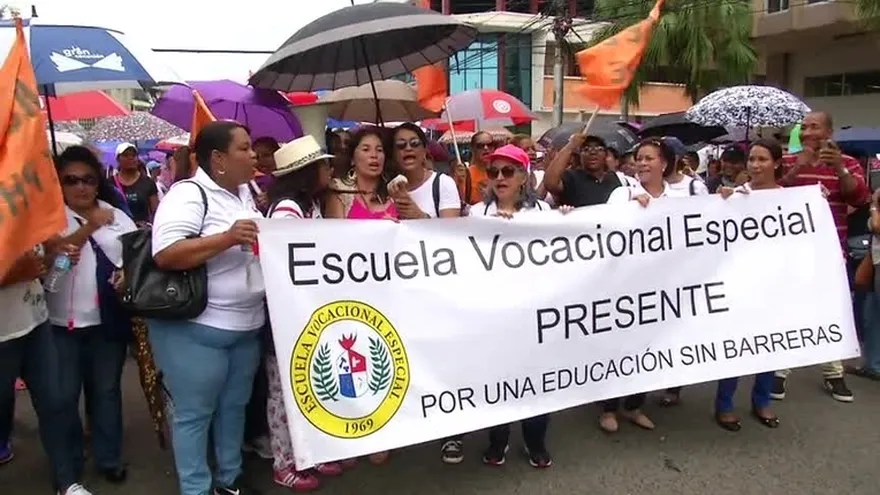 Educadores marcharon hasta la Presidencia