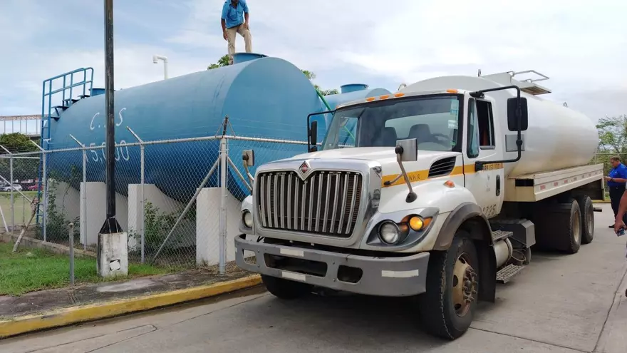 Una camión del Idaan abastece el tanque de reserva del hospital Anita Moreno en Los Santos.