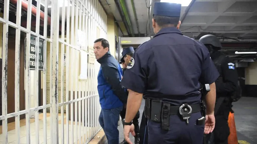 Capturan a exministro de Guatemala por pagar bono a presidente