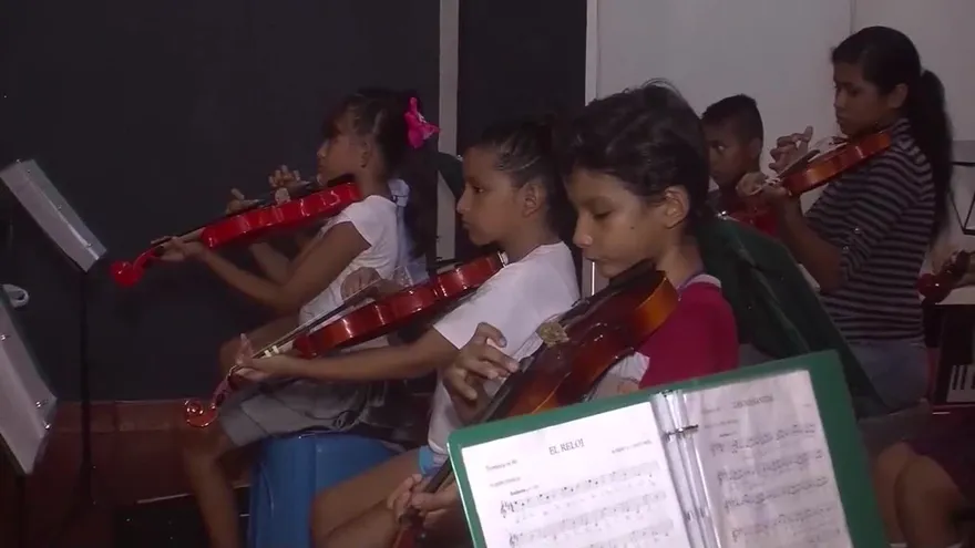 Orquesta mexicana aleja a niños de la violencia a través de la música