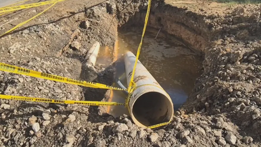 La rotura de una tubería de 12 pulgadas ubicada en el sector de Villa Luisa, en la provincia de Colón.