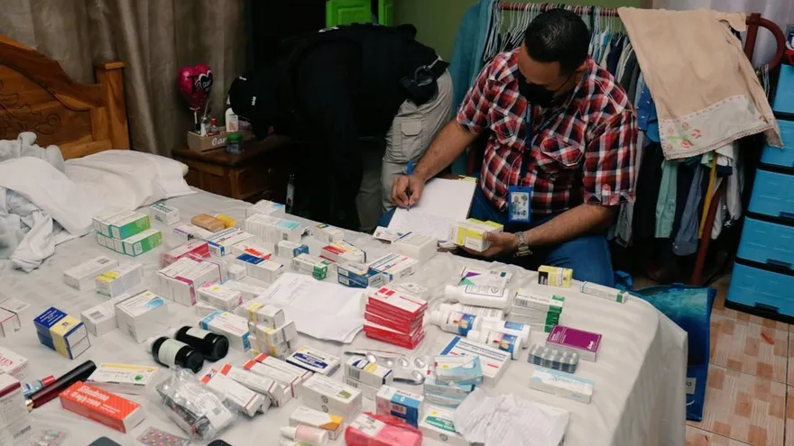 Funcionario del Ministerio Público revisa los medicamentos que se recuperaron en la operación inusmos