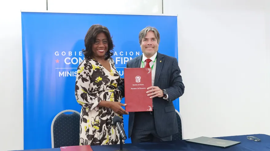 Ministra de Educación, Lucy Molinar y el administrador de Anati, Andrés Pagés Chanis, en la entrega de los títulos de propiedad.