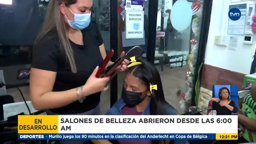 Mujeres abarrotan salones de belleza en vísperas de Navidad