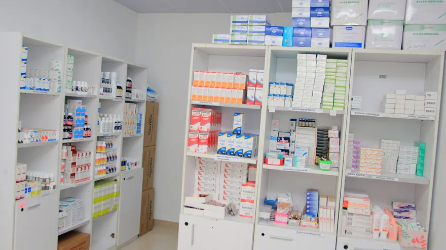 Alacena de medicamentos en una farmacia del Ministerio de Salud