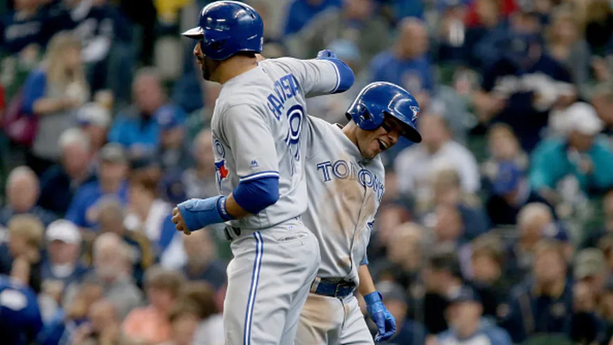 José Bautista (19) y Ryan Goins (17) aportaron con su bateo al triunfo de los Azulejos