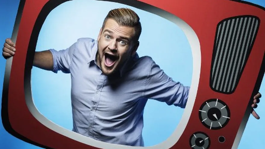 El comentarista francés Jeremy Gisclon, también conocido como Jeremstar, especializado en reality shows y celebridades, posa durante una sesión de fotos el 5 de octubre de 2017 en París.