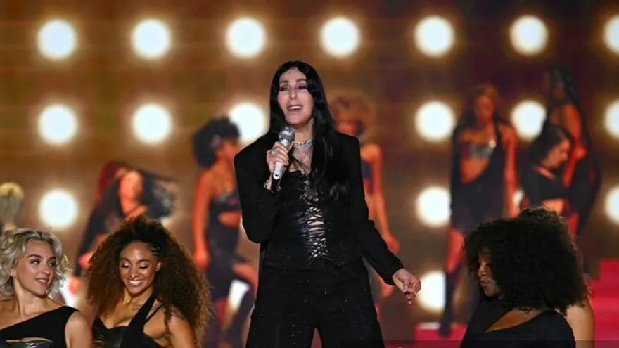 La cantante estadounidense Cher se presenta durante el desfile de moda de Victoria's Secret en Duggal Greenhouse en el Brooklyn Navy Yard en Brooklyn, Nueva York, el 15 de octubre de 2024.