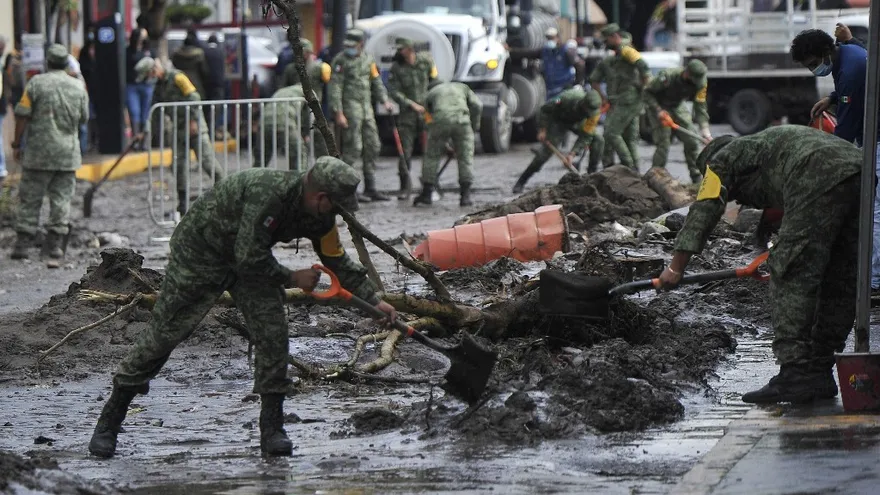 Militares y rescatistas auxilian a damnificados por lluvias en México.