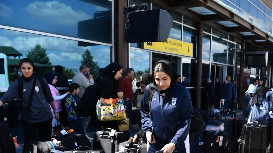 El equipo femenino de fútbol de Irán, varias de cuyas jugadoras pidieron asilo en Australia, regresó a su país tras cruzar el puesto de Gürbulak, en la frontera con Turquía, constató un corresponsal de la AFP.