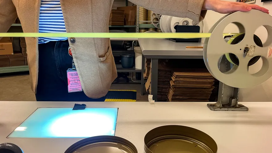 Courtney Holschuh, desenrolla el carrete que contiene la película original del cortometraje mudo francés de 1897 “Gugusse et l'Automate”, de Georges Méliès, en un área de trabajo de la bóveda de películas de nitrato en el Campus Packard del Centro Nacional de Conservación Audiovisual de la Biblioteca del Congreso, en Culpeper, Virginia, el 2 de abril de 2026.