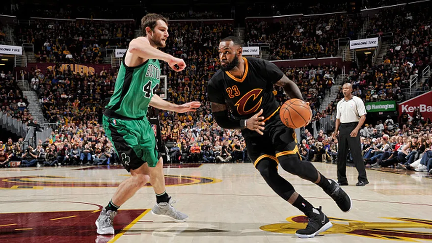 LeBron James (23) con el balón en el juego ante los Celtics