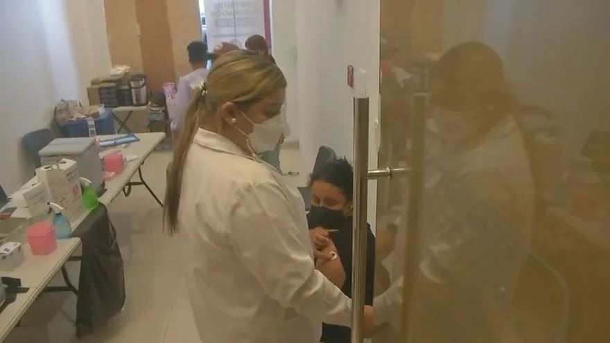 Personal encargado de la vacunación en Anclas Mall