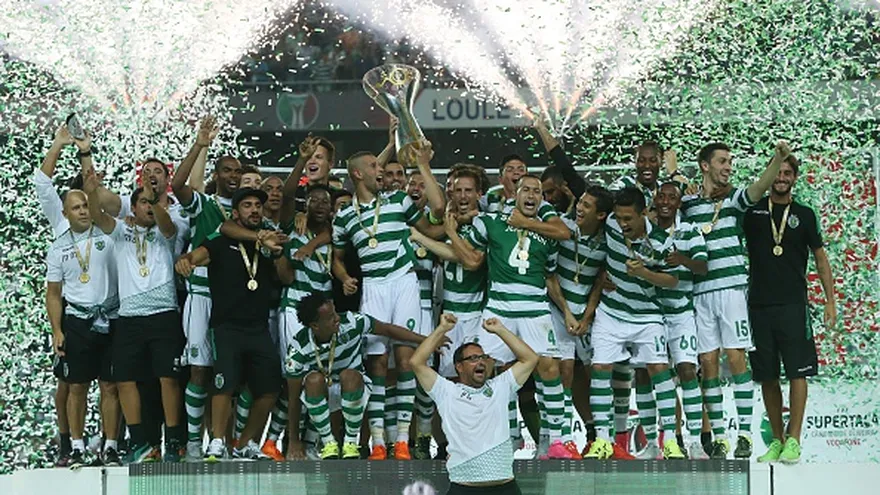 Los jugadores celebran el título.