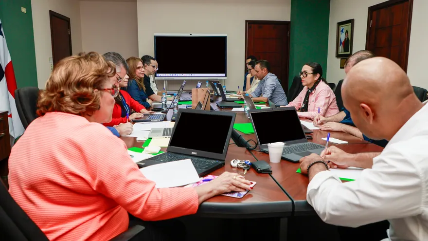 Jurados encargado de elegir a finalistas y al ganador del sello Hecho En Panamá