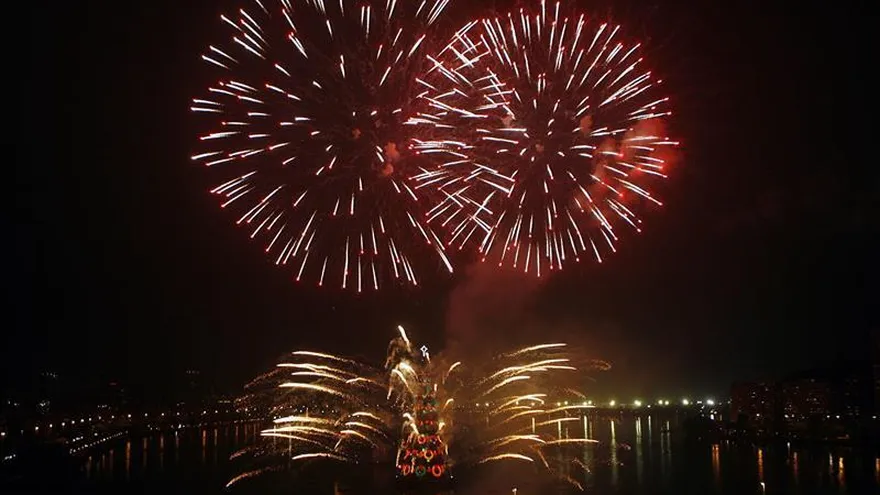 La famosa fiesta de año nuevo de Río de Janeiro acostumbra reunir en Copacabana, la playa más emblemática de Brasil, una multitud en su mayoría vestida de blanco y ávida por presenciar el famoso espectáculo de juegos pirotécnicos y las presentaciones artísticas.