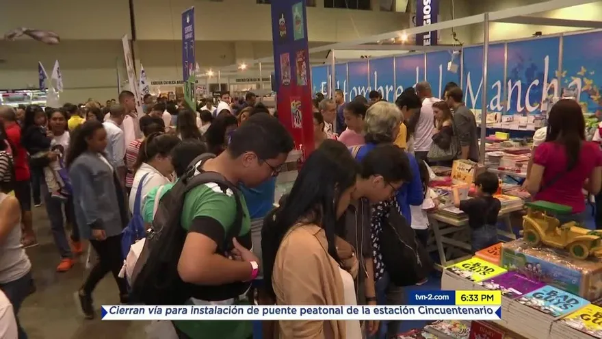 Gran cantidad de jóvenes acuden a la Feria del Libro