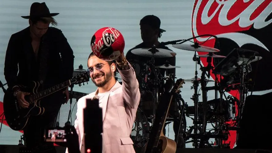 El cantante colombiano Maluma saluda a los asistentes en el Faena Theatre en Miami Beach, Florida, Estados Unidos.