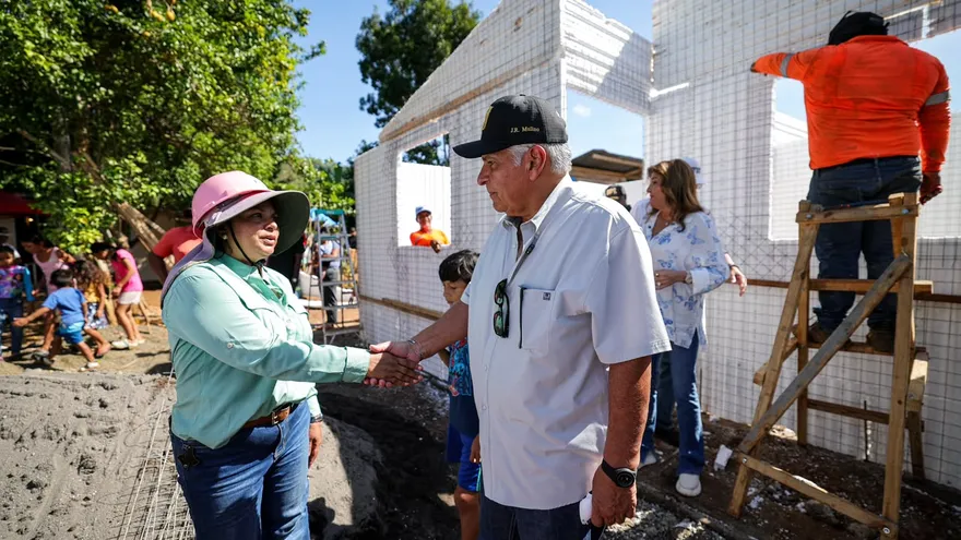 Mulino realiza gira en el Sur de Soná e inspecciona viviendas en construcción